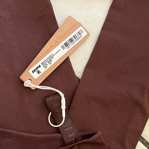 Skims- Essential Crewneck Neck Long Sleeve Bodysuit - Picture 7 of 7